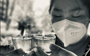 Tưởng niệm hơn 2 vạn đồng bào mất vì Covid-19: Bé gái mất 6 người thân ở TP.HCM nguyện cầu