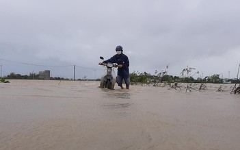 Mưa lớn diện rộng, nước lũ đổ về người dân tất bật ứng phó