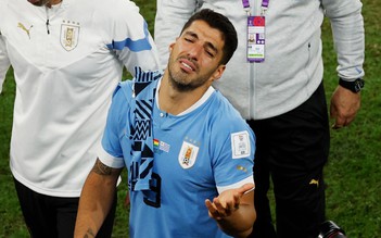 Suarez òa khóc, cầu thủ Uruguay 'dí' trọng tài vào đường hầm