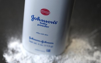 Johnson & Johnson ngừng bán phấn rôm chứa bột talc