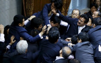 Nghị sĩ Nhật ẩu đả vì dự luật cho phép đưa quân ra nước ngoài