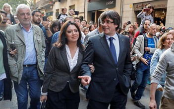 Vợ con cựu thủ hiến Catalonia rời Tây Ban Nha về quê?
