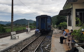 Tàu hỏa phát... hỏa, nhân viên tách rời toa để chữa cháy