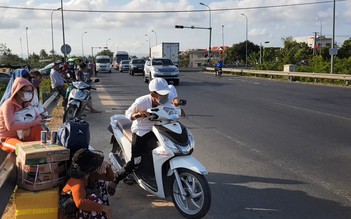 Từ miền Trung đón xe vào miền Nam: Phơi nắng 3 ngày vẫn chưa đón được xe