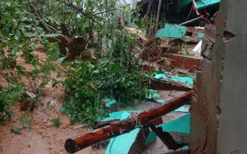 Phú Yên: Mưa lớn gây sạt lở đất, sập tường, 2 mẹ con bị thương