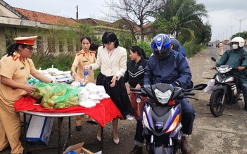 Phú Yên: Tặng suất ăn miễn phí cho người dân đi xe máy về quê đón tết
