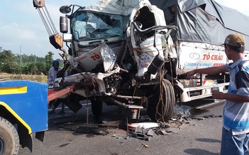Tai nạn ở Đồng Tháp: Tài xế xe tải kẹt trong cabin, tử vong