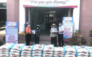 Phát 10 tấn gạo cho người nghèo
