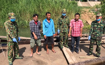 Phát hiện 3 người Việt dùng ghe Campuchia khai thác cát trái phép trên sông Tiền
