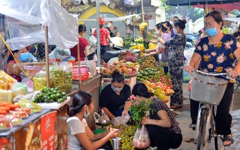 Chợ dân sinh Hà Nội tấp nập, giá bình ổn trong buổi sáng đầu tiên hết giãn cách