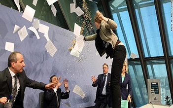Chủ tịch ECB bị phụ nữ tấn công ngay giữa buổi họp báo