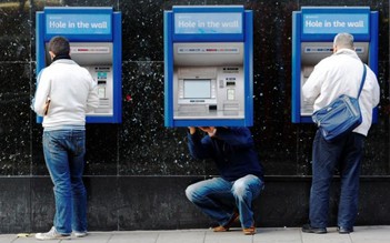 Ngân hàng Mỹ thu hàng tỉ USD từ phí ATM và phí thấu chi