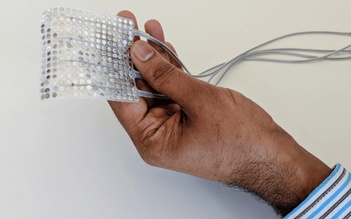 Giới khoa học Mỹ tìm ra cách chuyển suy nghĩ vào máy tạo giọng nói