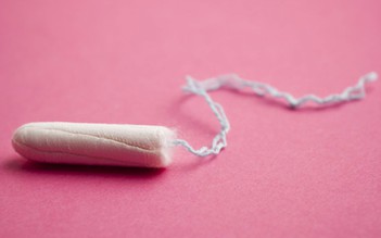 Phụ nữ có thể bị mất trí nhớ, rụng tóc và móng tay nếu sử dụng Tampon?