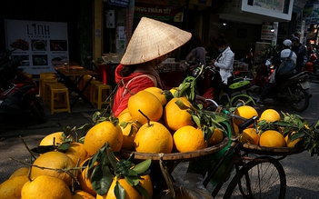 Bạn trẻ Hà thành tìm Tết bình yên trong phố cổ