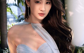 Lưu Diệc Phi “xin vía” ẵm giải, diện ngay chiếc đầm y hệt Kim Go Eun