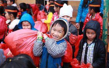 Quả bóng vàng Ngọc Châm và tuyển thủ Thạch Bảo Khanh mang hơi ấm đến Mộc Châu