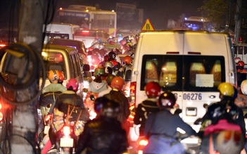 Người dân đổ về Hà Nội, Quốc lộ 1A kẹt cứng nhiều giờ