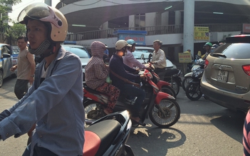 Bệnh viện Bạch Mai đóng cửa 2 bãi gửi xe từ ngày 1.10