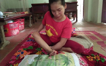 Cô gái nhiễm chất độc da cam dành 3.670 giờ thêu tranh bằng chân