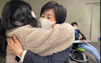 Về nhà ăn tết sau 3 năm ‘kẹt’ ở Nhật: Òa khóc khi máy bay hạ cánh
