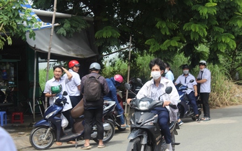 Sướng với đề văn tốt nghiệp THPT, 'quên' luôn đội mũ bảo hiểm!