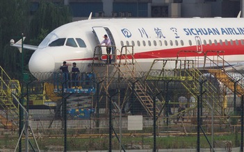 Phi công Sichuan Airlines ‘bị hút nửa người’ khỏi cửa sổ buồng lái