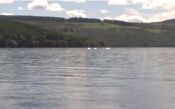 Học sinh 8 tuổi chụp được quái vật hồ Loch Ness?