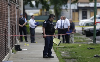 Ít nhất 44 phát súng nổ ở Chicago trong một ngày, 5 người chết