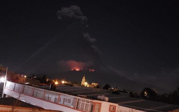 Núi lửa Mexico phun trào dữ dội trong đêm