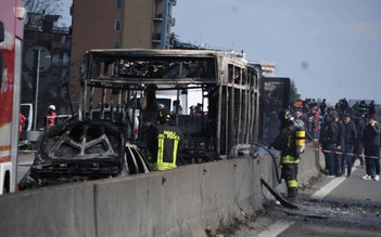 Tài xế đốt xe buýt chở học sinh tại Ý
