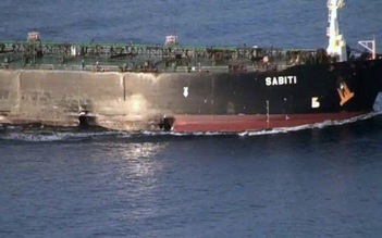 Cận cảnh vết thủng do tên lửa gây ra trên tàu dầu Iran
