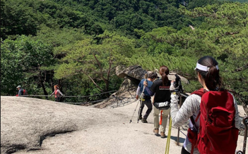 Giới trẻ Hàn Quốc đua nhau leo núi, hiking