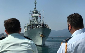 Tàu chiến Canada ghé cảng quốc tế Cam Ranh tiếp tế hậu cần