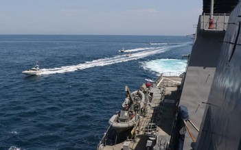Tàu hải quân Mỹ nổ súng sau khi suýt va chạm nhóm tàu Iran