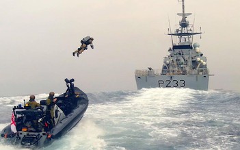 Chiến binh tương lai: Đặc nhiệm Anh dùng đồ bay phản lực để đổ bộ tàu chiến