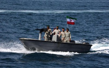 Tàu tuần duyên Mỹ nổ 30 phát súng khi các xuồng cao tốc Iran áp sát