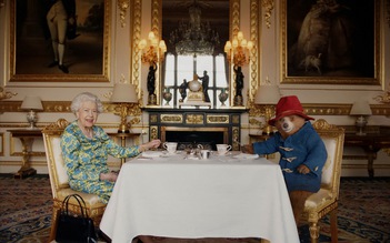 Nữ hoàng Anh tham gia tiểu phẩm với gấu Paddington, tiết lộ 'bí mật' trong túi xách