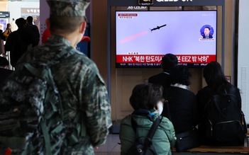 Triều Tiên phóng ít nhất 10 tên lửa nhiều loại, rơi gần lãnh hải Hàn Quốc