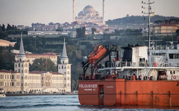 Nguy cơ giá dầu tăng vì nhiều tàu dầu bị mắc kẹt ở eo biển Bosphorus