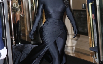 Sexy, quyền lực và kiêu hãnh với thời trang màu đen như Kim Kardashian cho mùa Thu 2021