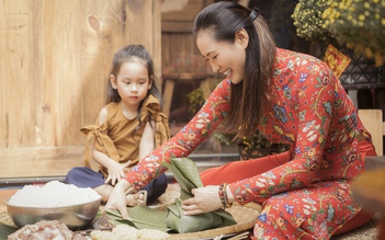 Siêu mẫu Vương Thu Phương cùng mẹ gói bánh chưng ngày Tết