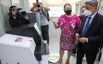 Bệnh viện Bạch Mai nhận máy giải mã gien virus gây bệnh Covid-19 từ Mỹ