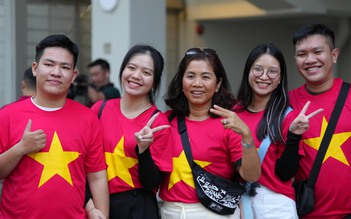 CĐV Việt Nam 'nhuộm đỏ' sân Jalan Besar trước trận đấu với Singapore