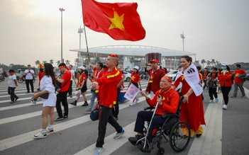 CĐV Việt Nam nườm nượp đổ về sân Mỹ Đình xem bán kết lượt về AFF Cup