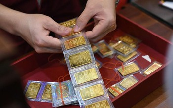 Mua vàng từ lỗ tới bị 'móc túi': Hàng trăm tấn vàng 'bất động'