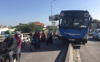 TP.HCM: Xe buýt 'leo’ lên dải phân cách, nhiều hành khách hoảng loạn