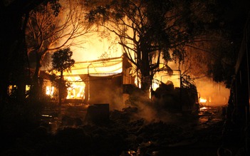 TP.HCM: Cháy rất lớn tại xưởng ghế nệm giữa đêm khuya