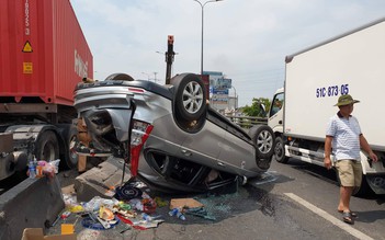 TP.HCM: Ô tô lật nhào trên cầu vượt Tân Thới Hiệp, 4 người mắc kẹt