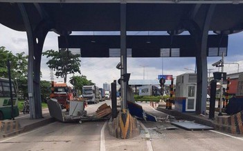 TP.HCM: Cửa thùng xe container bị bung cửa, đập vỡ cabin trạm thu phí